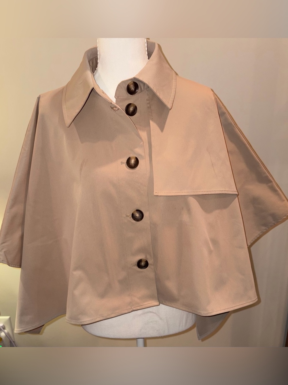 NWT House of Harlow 1960 Taupe Cape One Size Button Front Capelet Jacket